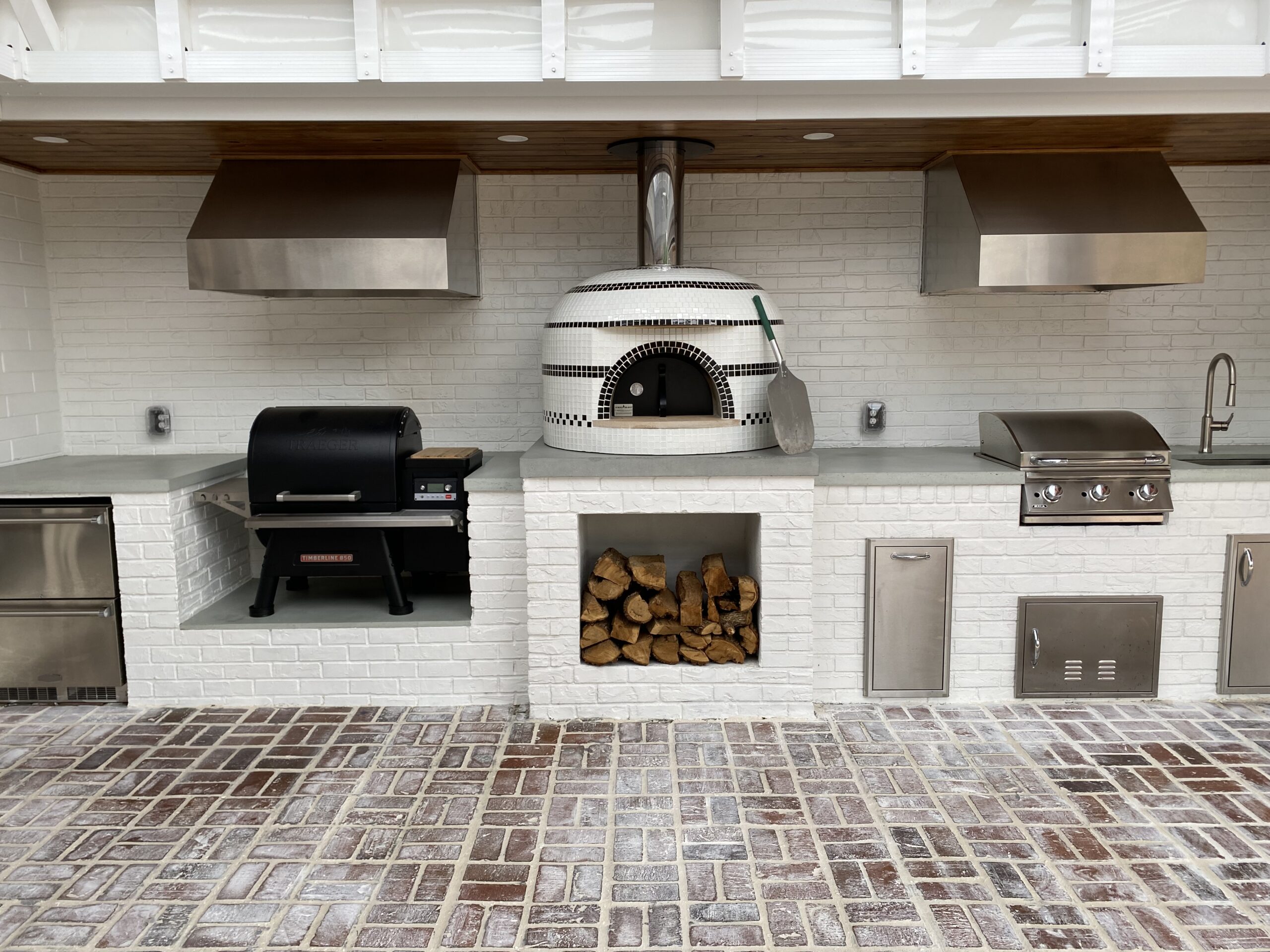 Best Pizza Oven Tiles for Your Outdoor Kitchen: Top Materials & Designs