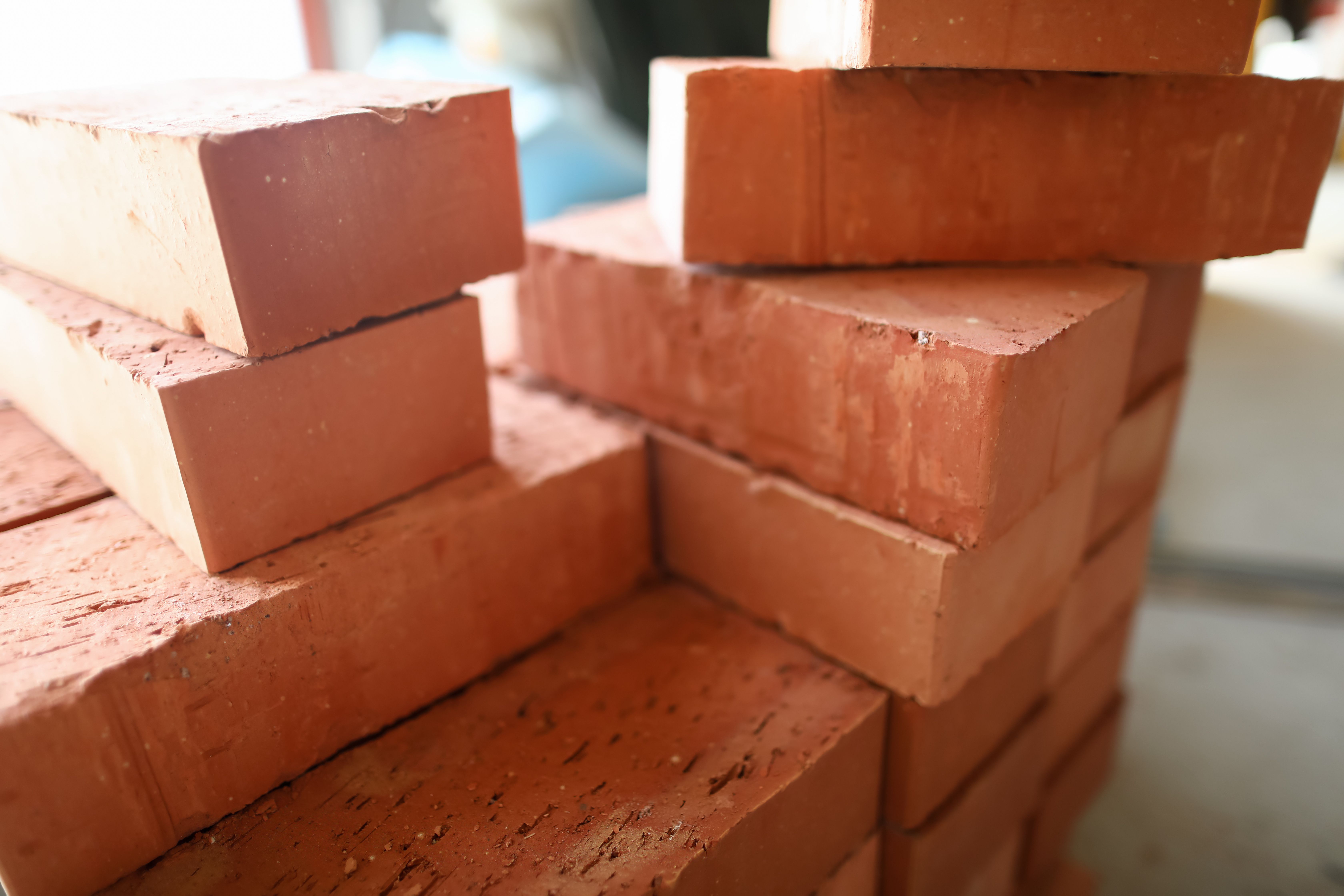 Fireside Brick Benefits: High-Heat Resistance and Faster Construction Times