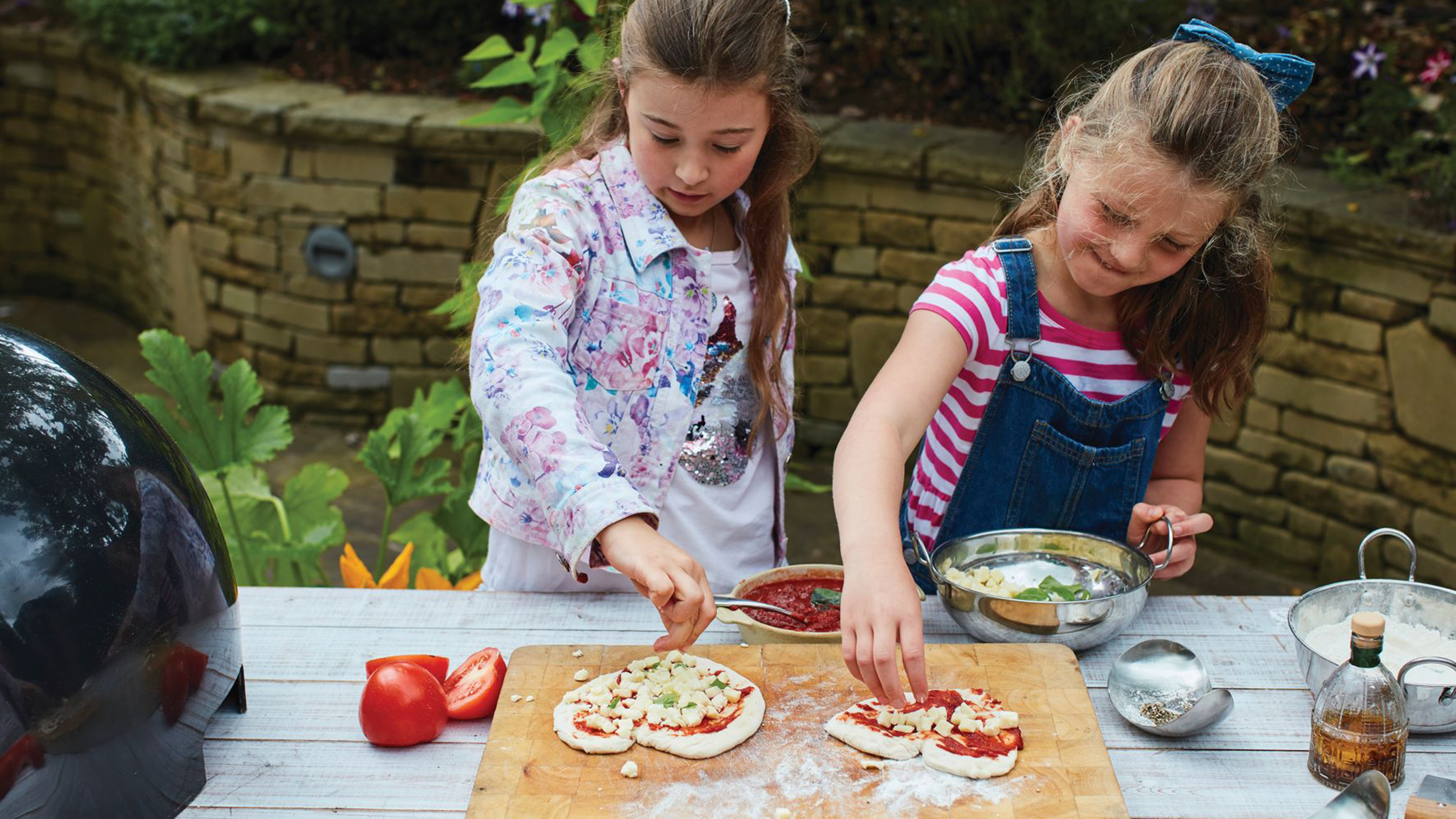 Outdoor Brick Oven Pizza Party Ideas (How to Host the Ultimate Pizza Party for Family and Friends)